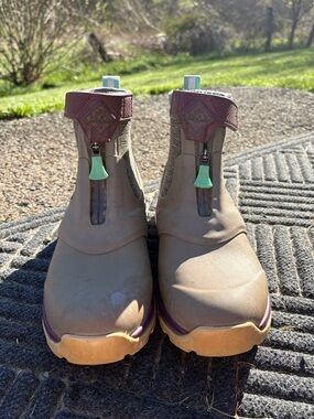 Women’s size 7 above ankle Muck Boots